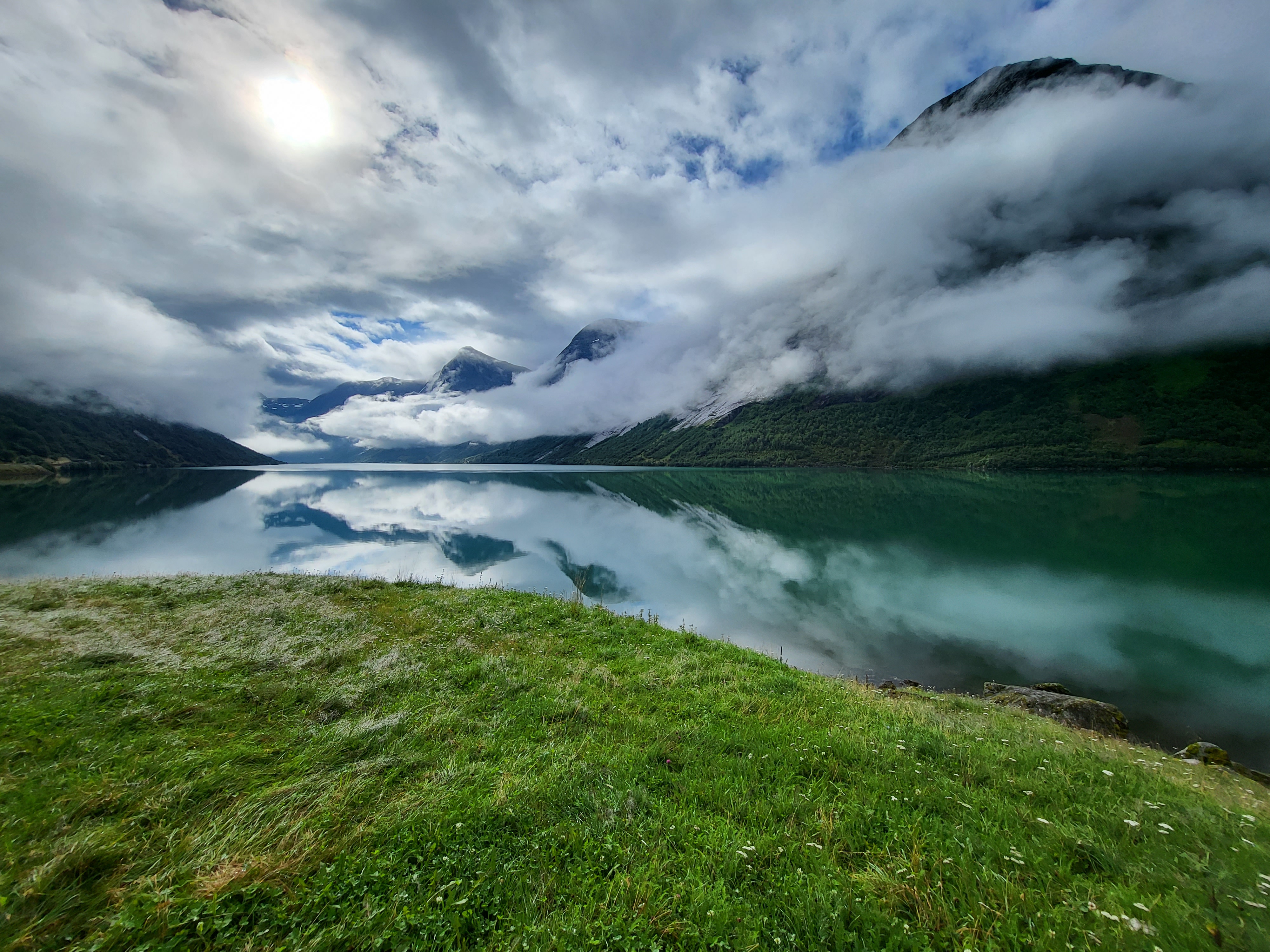 Blick auf einen Fjord