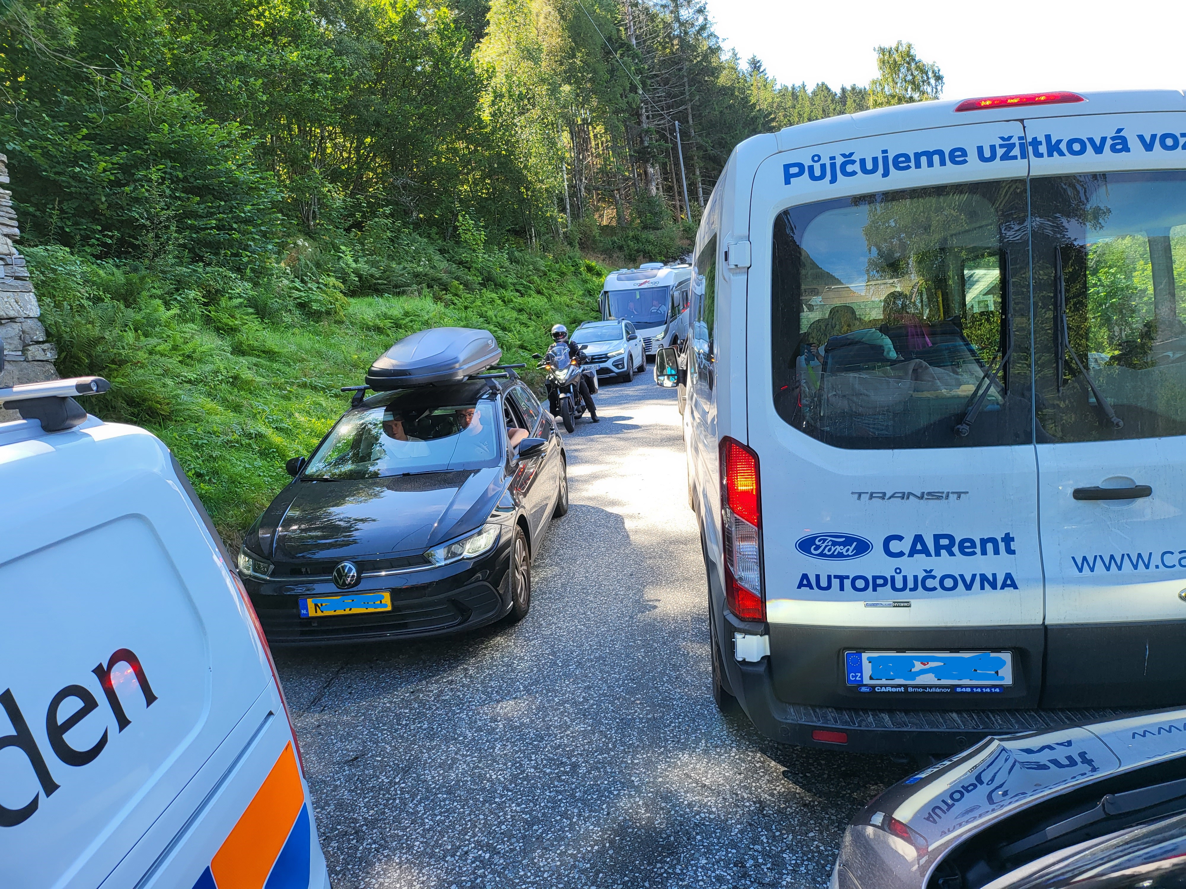 Blick auf schmale Straße