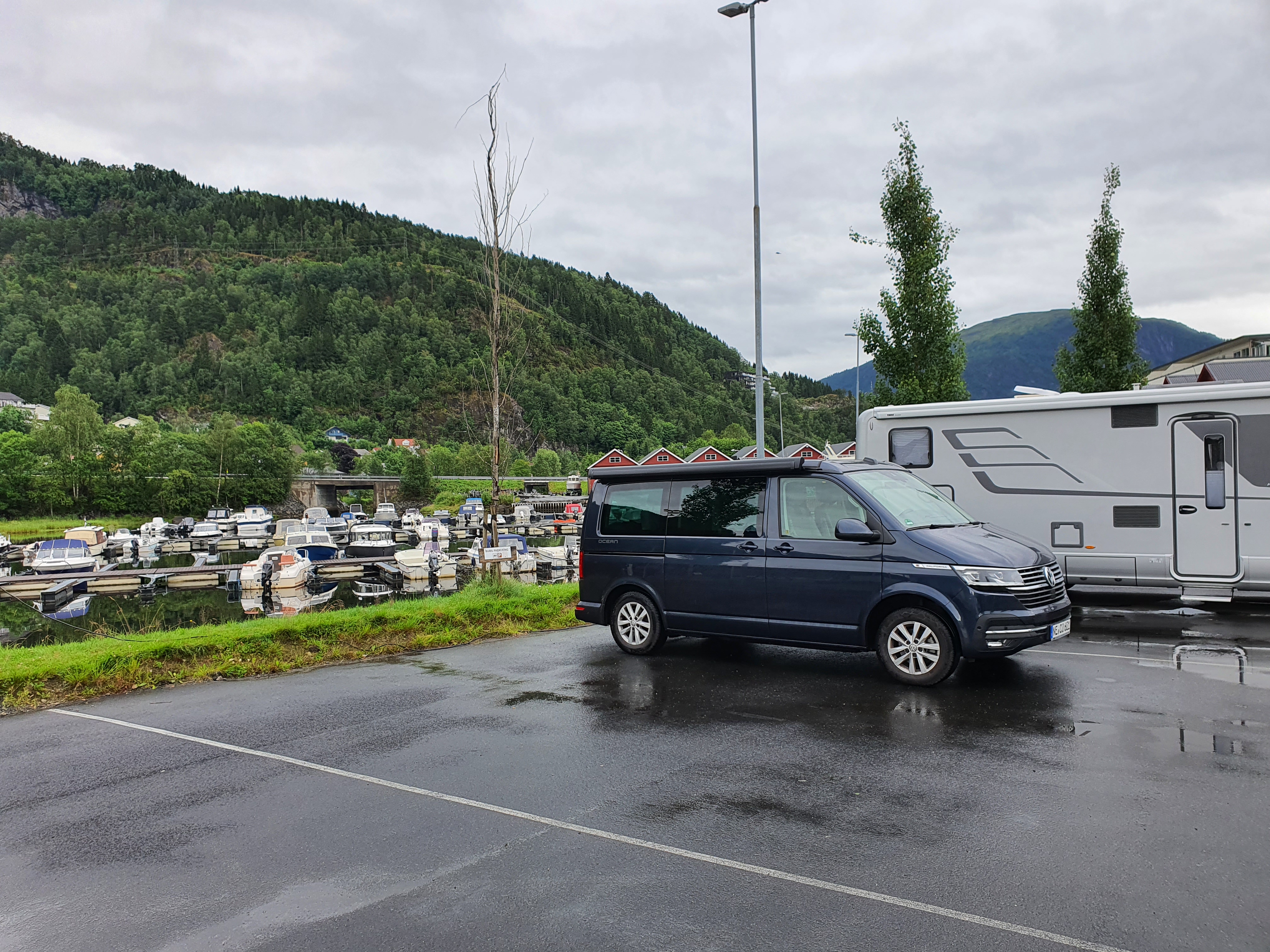 Blick von gegenüber auf den Stellplatz