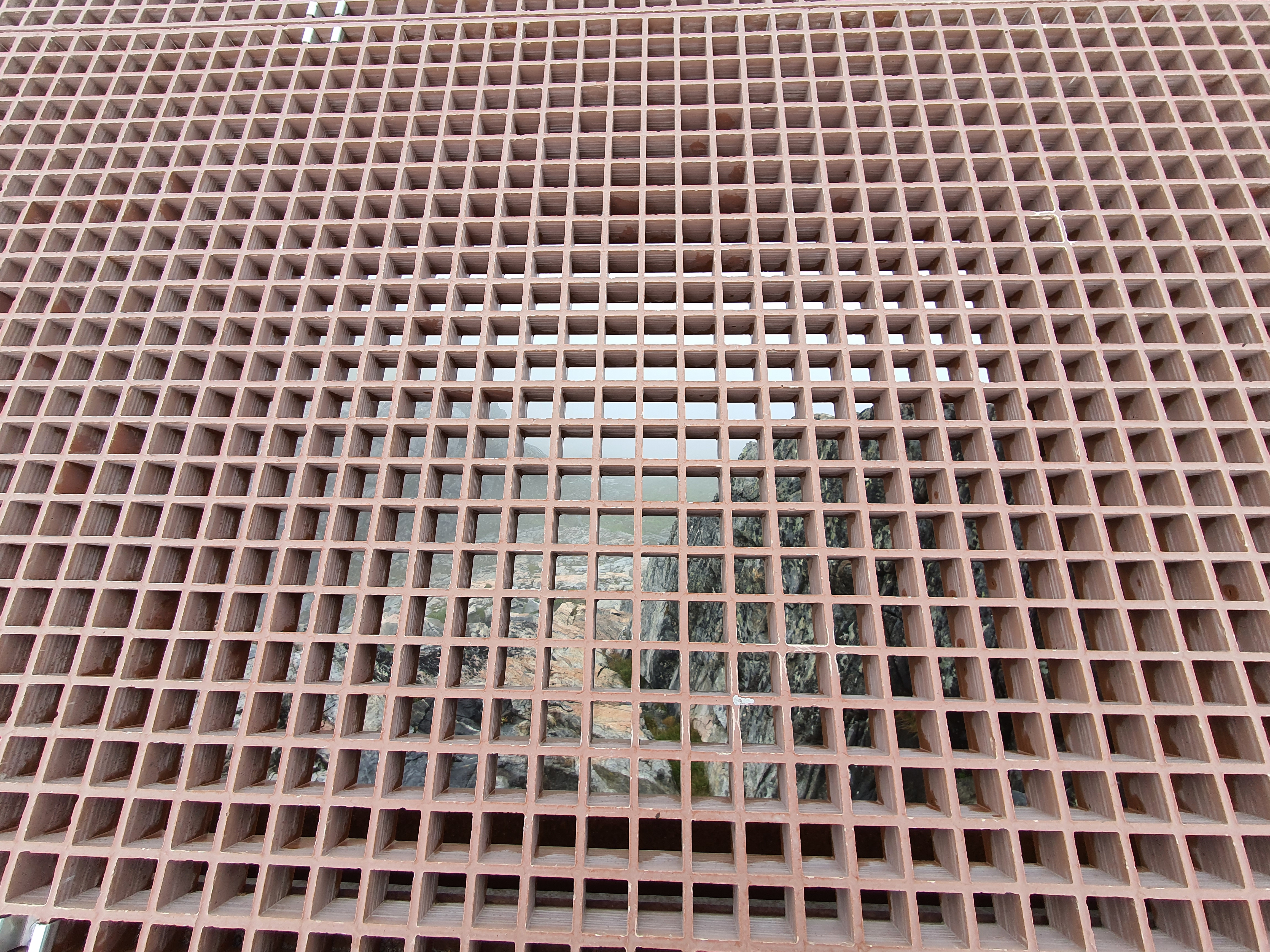 Blick auf woklenverhangenen Berg